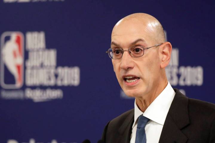 En esta foto de archivo del 8 de octubre de 2019, el comisionado de la NBA, Adam Silver, habla ...