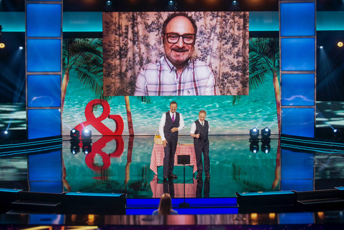 Penn & Teller: Fool Us — “Penn & Teller Go For The Juggler” — (de izquierda a derecha) ...