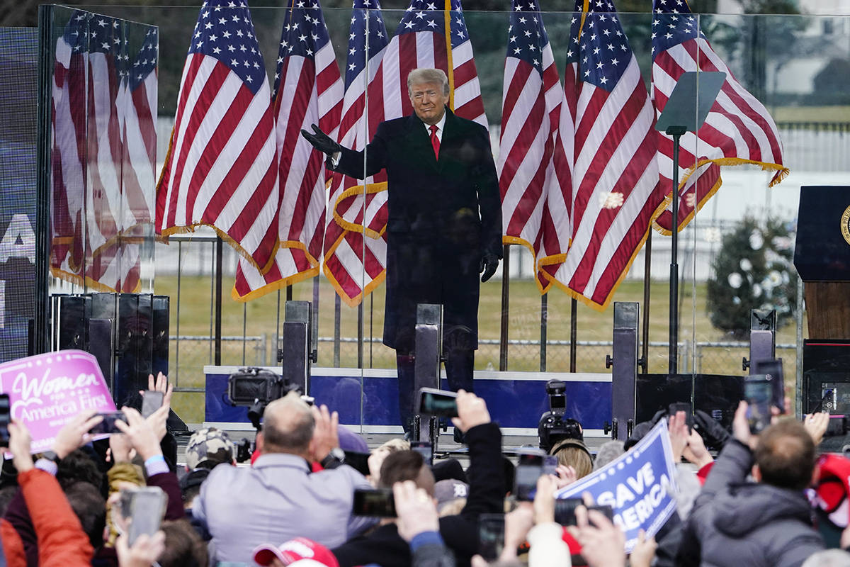 En esta foto del 6 de enero de 2021, Donald Trump llega para hablar en un mitin en Washington. ...
