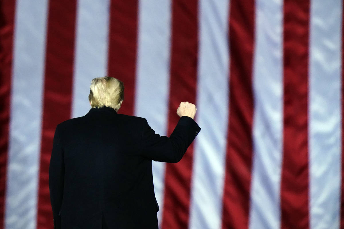El presidente Donald Trump hace un gesto en un mitin de campaña en apoyo de los candidatos al ...