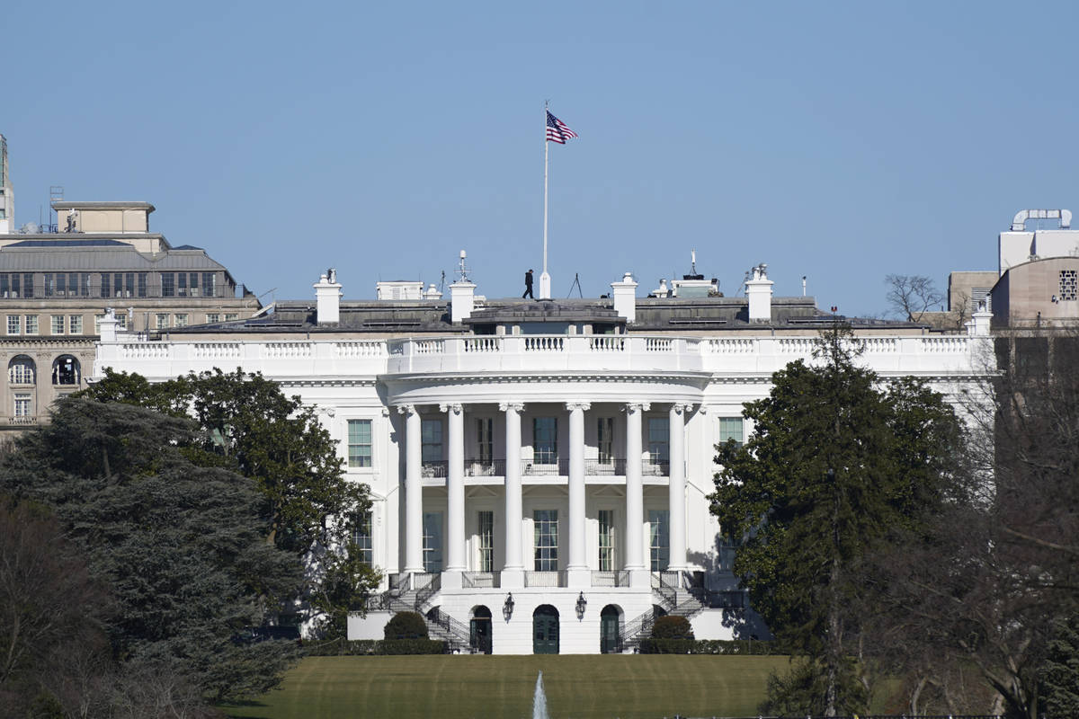 Una bandera estadounidense ondea sobre la Casa Blanca en Washington el sábado, 9 de enero de 2 ...