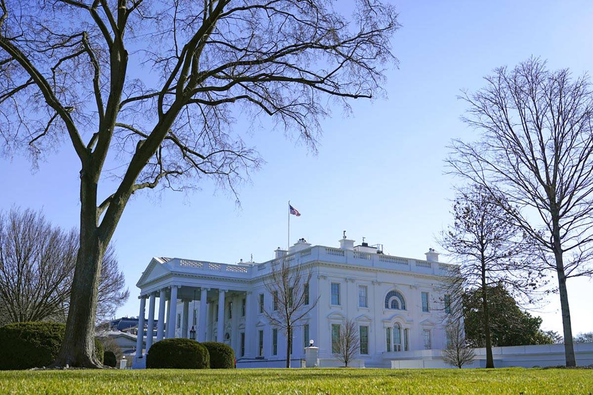 Una bandera estadounidense ondea sobre la Casa Blanca en Washington el sábado, 9 de enero de 2 ...
