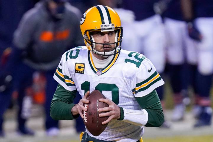 Aaron Rodgers, de los Green Bay Packers, en la primera mitad de un partido de fútbol americano ...