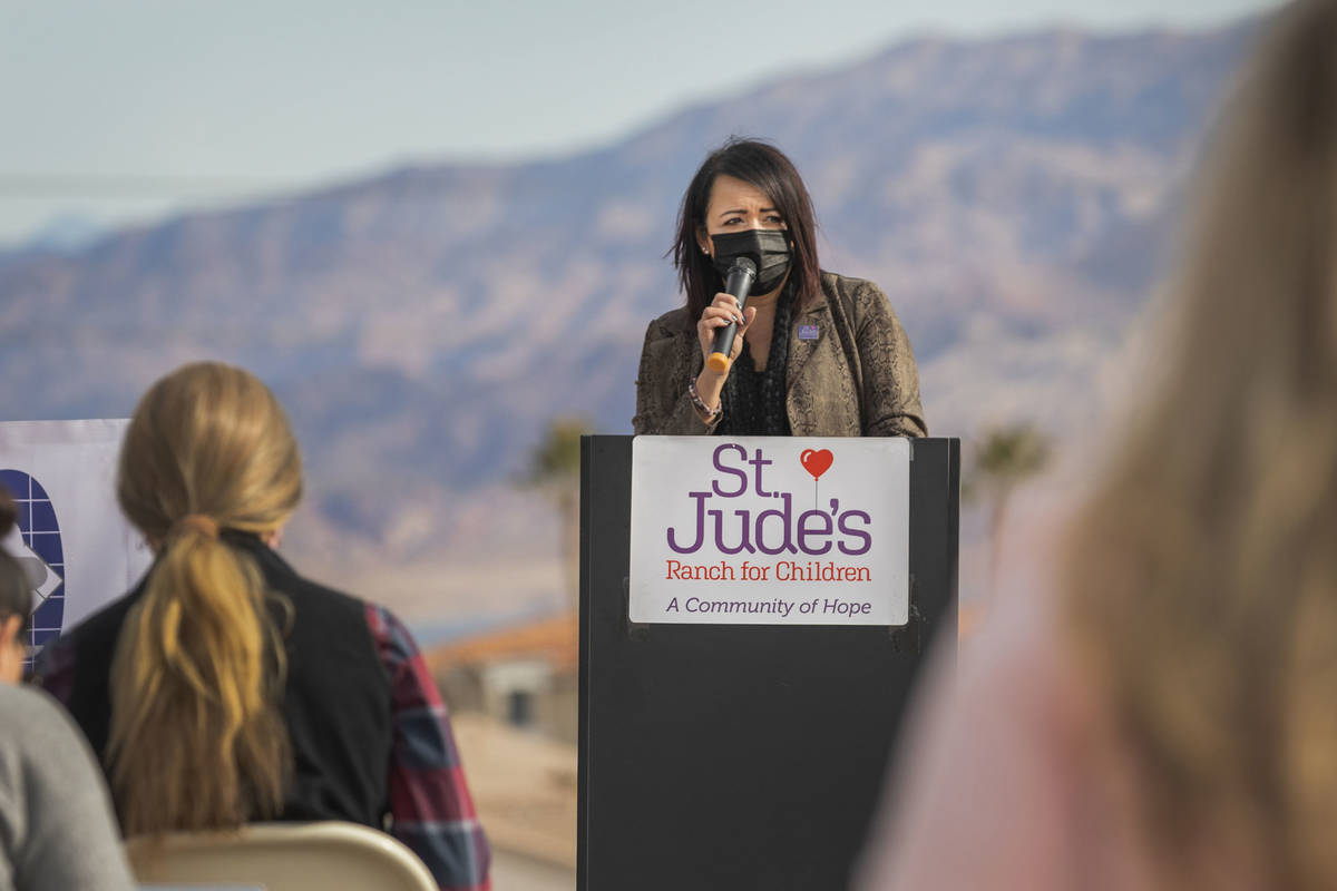 Christina Vela, CEO de St. Jude's Ranch for Children, habla durante la inauguración de un nuev ...