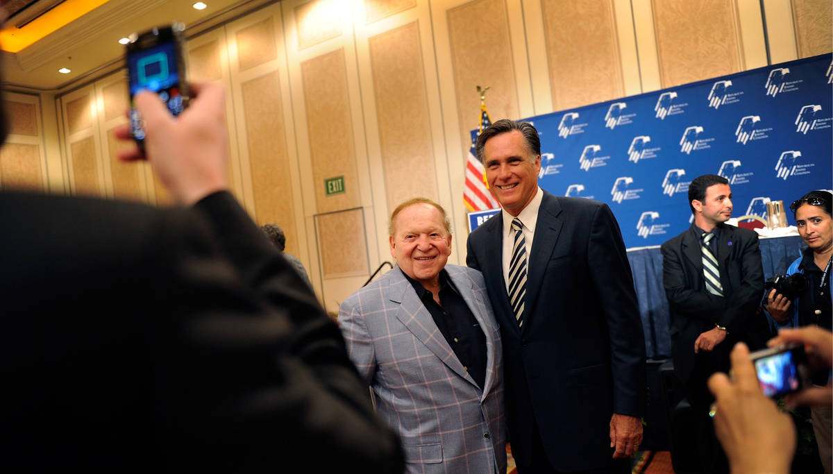 El presidente y director general de Las Vegas Sands Corp., Sheldon Adelson, y y el candidato pr ...