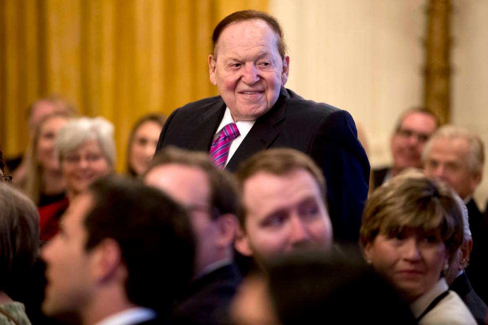 El presidente y director general de Las Vegas Sands Corp., Sheldon Adelson, se pone de pie mien ...