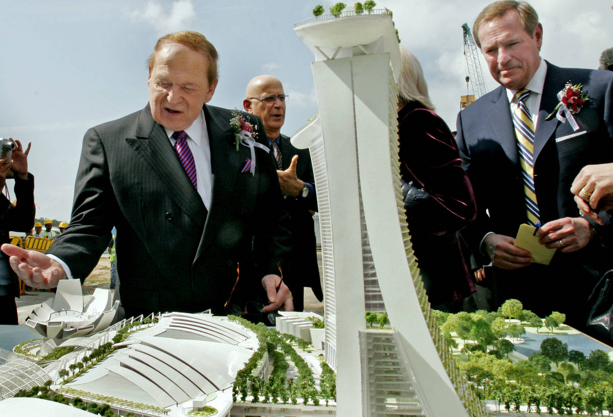 El presidente y director general de Las Vegas Sands Corp., Sheldon Adelson, izquierda, y Bill W ...