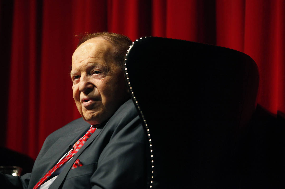 El presidente y director general de Las Vegas Sands Corp., Sheldon Adelson, habla a estudiantes ...