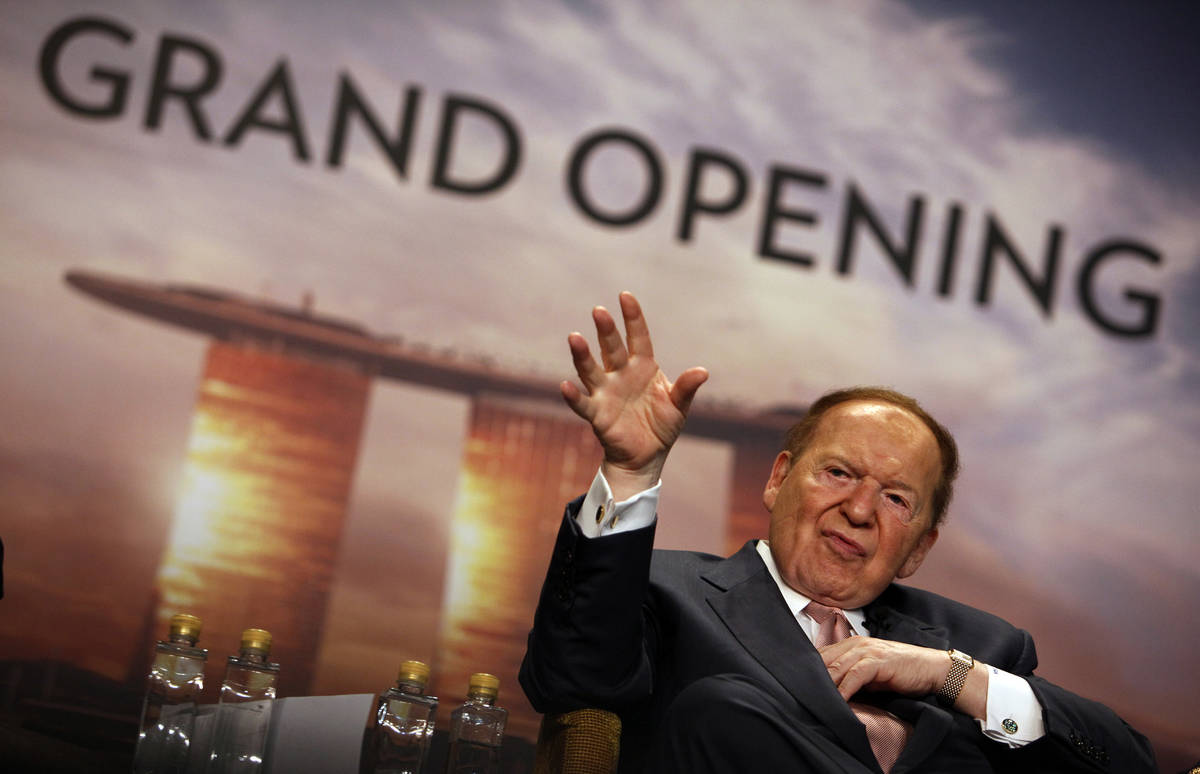 El presidente y director general de Las Vegas Sands Corp., Sheldon Adelson, se dirige a los med ...