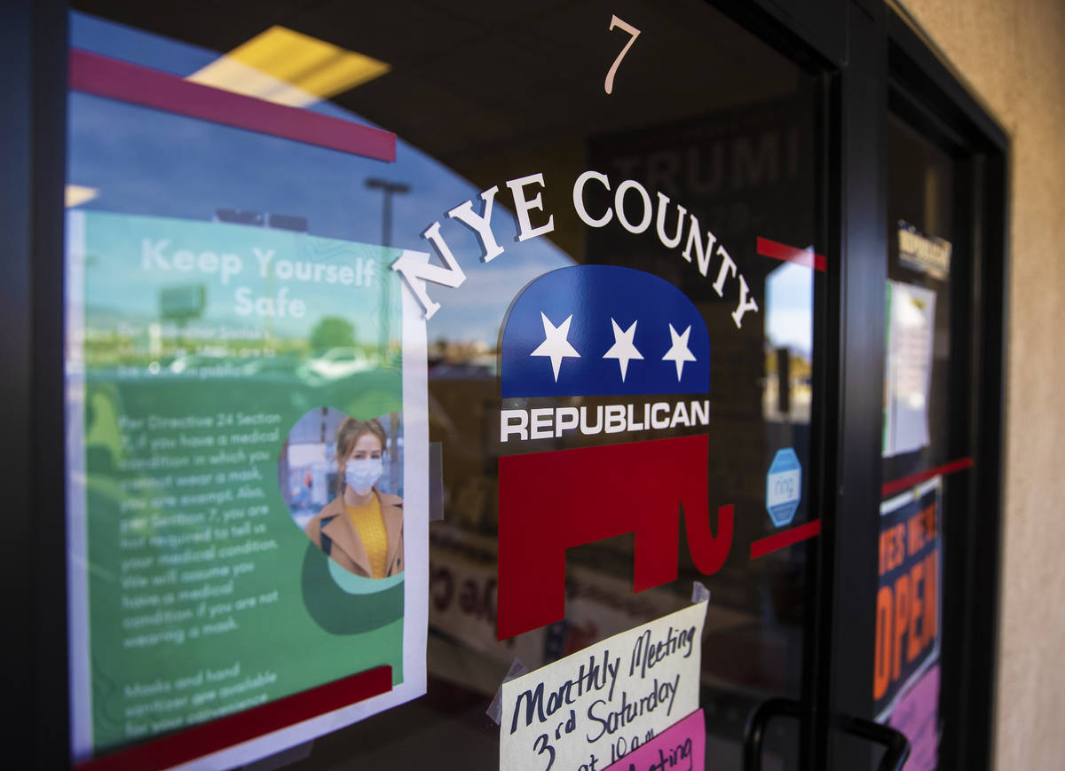 Letreros fuera de la oficina del Comité Central Republicano del Condado Nye el lunes, 11 de en ...