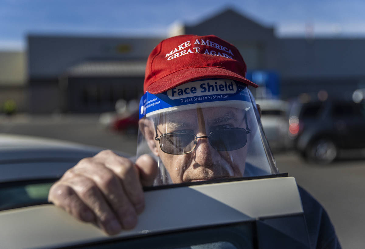 Michael Butler, partidario del presidente Trump, en las afueras del Walmart Supercenter el lune ...