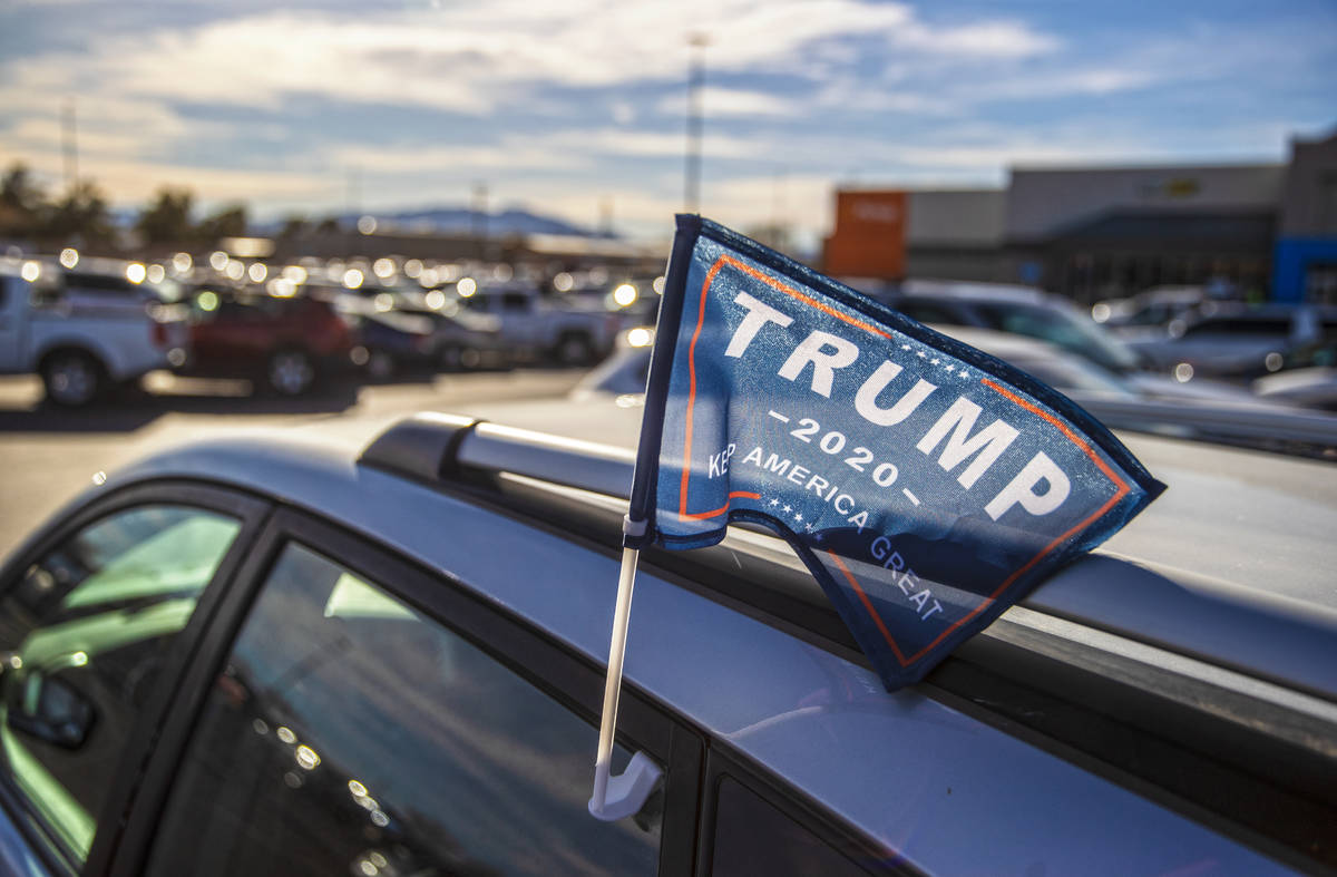 Un partidario del presidente Trump estacionado afuera del Walmart Supercenter el lunes, 11 de e ...