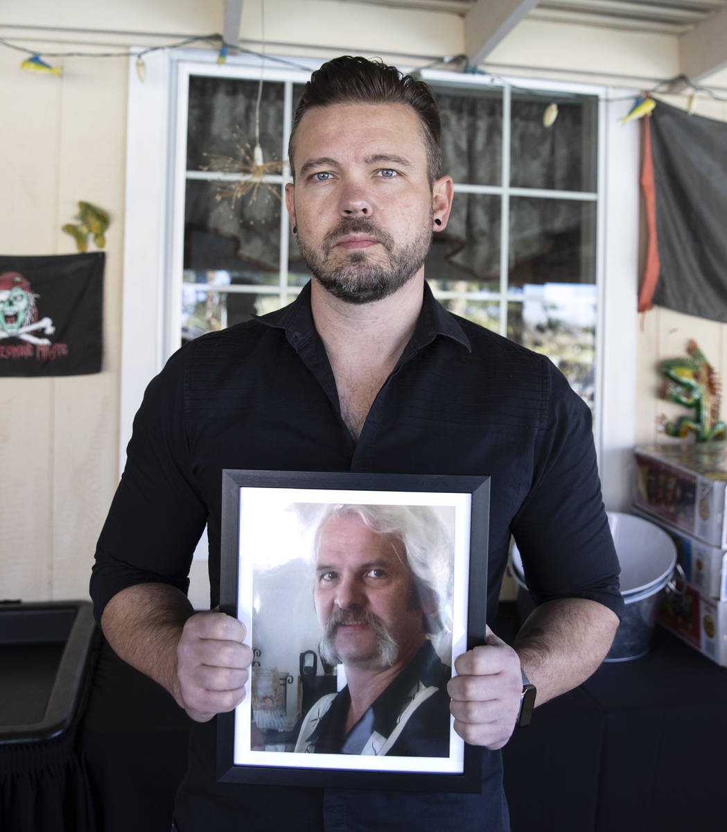 Ethan Bondelid, de 40 años, habla de Alan Bondelid, y muestra una foto de su padre en Las Vega ...