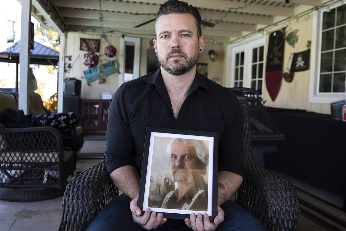 Ethan Bondelid, de 40 años, habla de Alan Bondelid, y muestra una foto de su padre en Las Vega ...