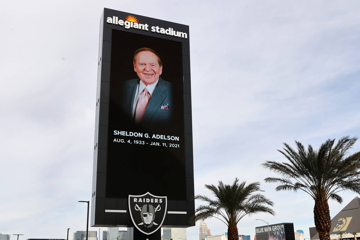 Una marquesina honra a Sheldon Adelson, CEO de Las Vegas Sands Corp., en Allegiant Stadium de L ...