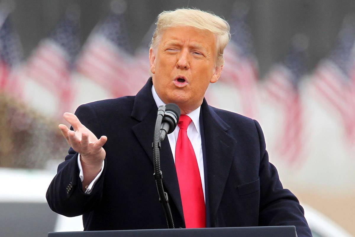 El presidente Donald Trump habla cerca de una sección del muro fronterizo entre Estados Unidos ...