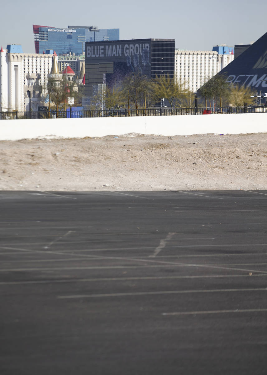 El Estadio Allegiant y el Strip de Las Vegas se ven desde el estacionamiento en la esquina de R ...