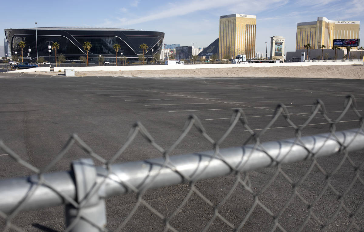 El Estadio Allegiant y el Strip de Las Vegas se ven desde el estacionamiento en la esquina de R ...