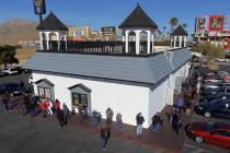 Cientos se forman afuera de la tienda de lotería Prime Valley mientras la gente espera para co ...