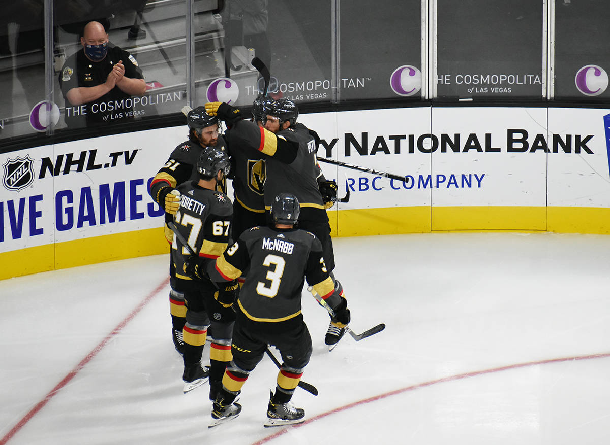 Jugadores de Vegas Golden Knights celebran una anotación ante Anaheim Ducks en el primer juego ...