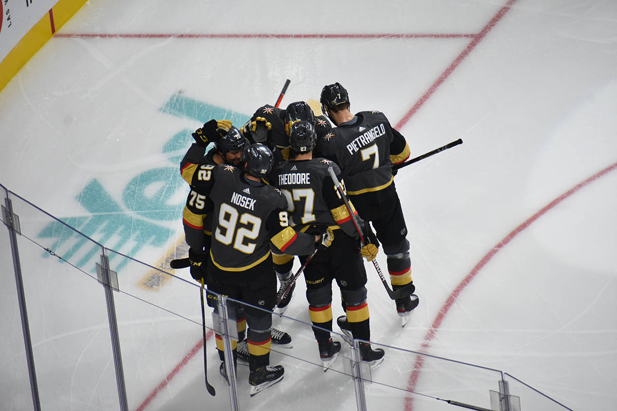 Jugadores de Vegas Golden Knights celebran una anotación ante Anaheim Ducks en el primer juego ...