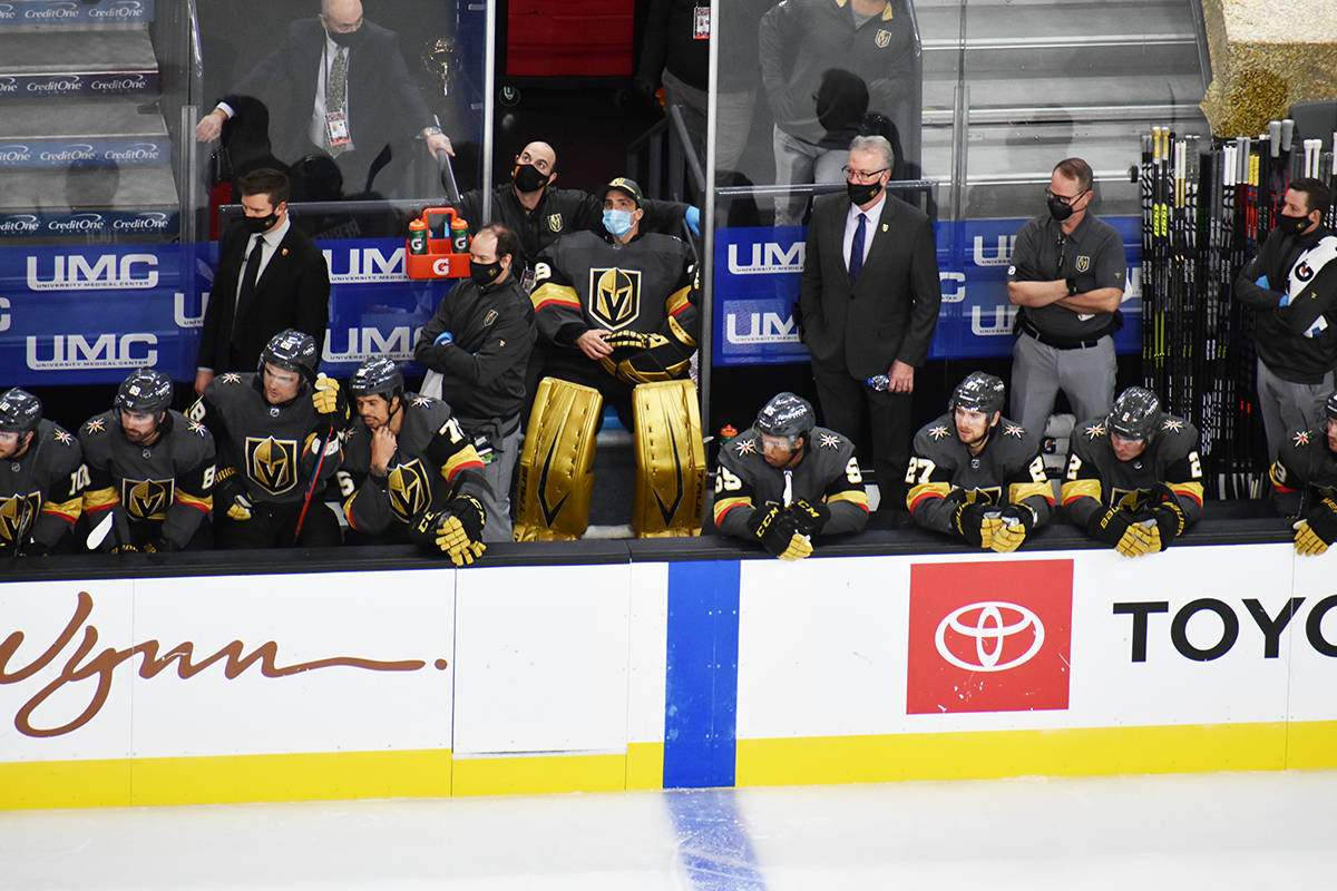 Jugadores de Vegas Golden Knights observan el primer juego de la temporada 2020-21 de la NHL an ...