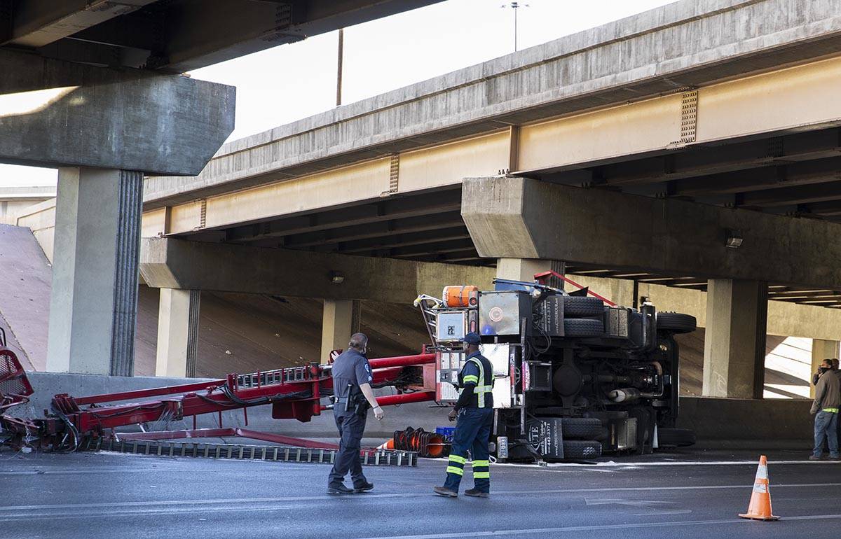 Un semi-remolque se volcó en el centro de Las Vegas cerca de la Interestatal 15 el viernes por ...