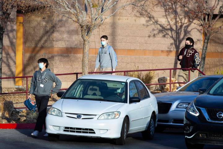 Estudiantes de Faith Lutheran Middle School and High School son vistos después de ser dejados ...