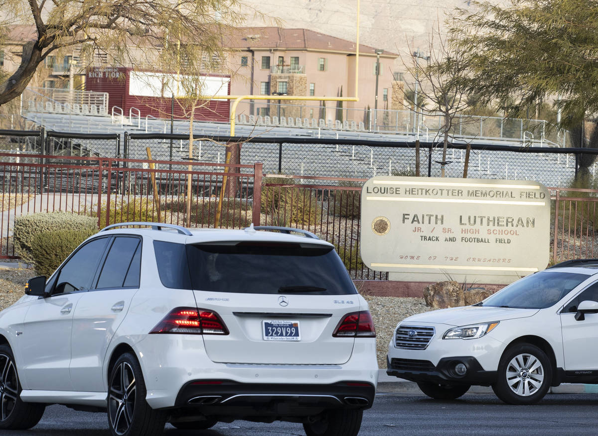 Estudiantes de Faith Lutheran Middle School and High School son vistos después de ser dejados ...