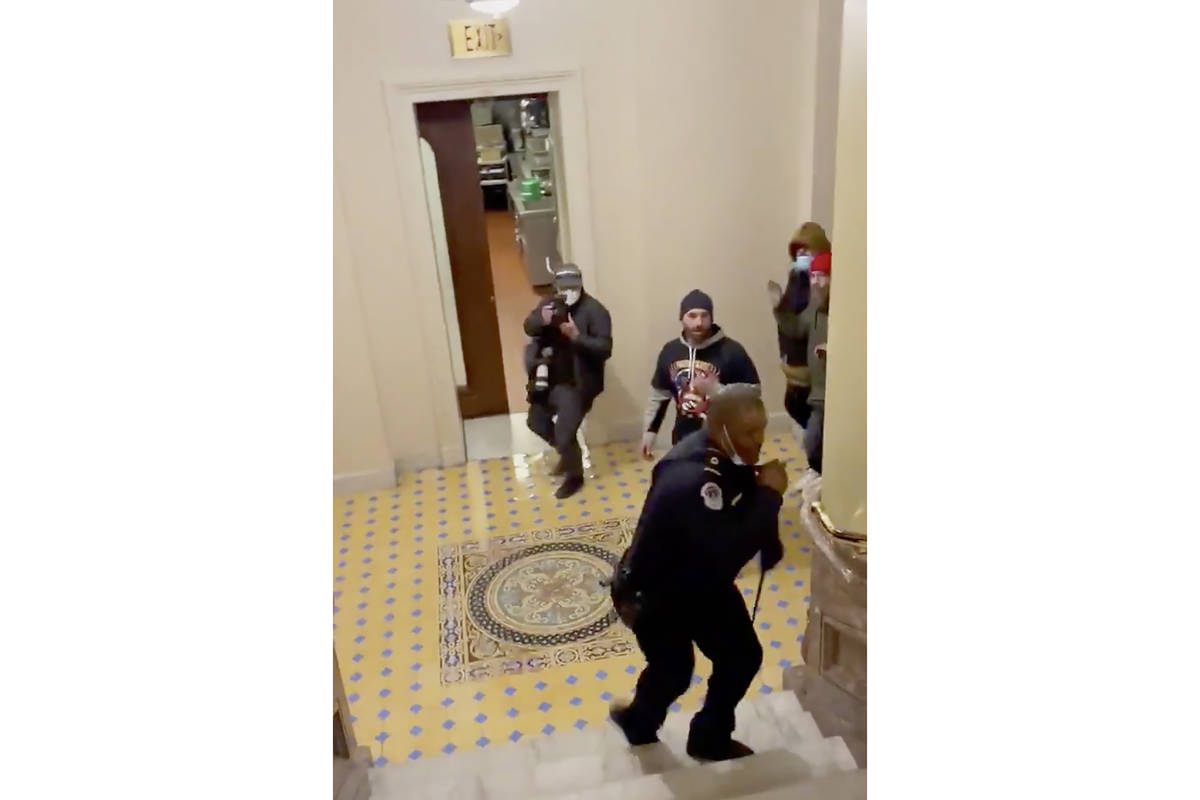 En esta imagen del video y proporcionada por HuffPost, el oficial de policía del Capitolio, Eu ...