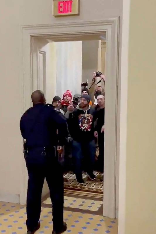 En esta imagen del video y proporcionada por HuffPost, el oficial de policía del Capitolio, Eu ...