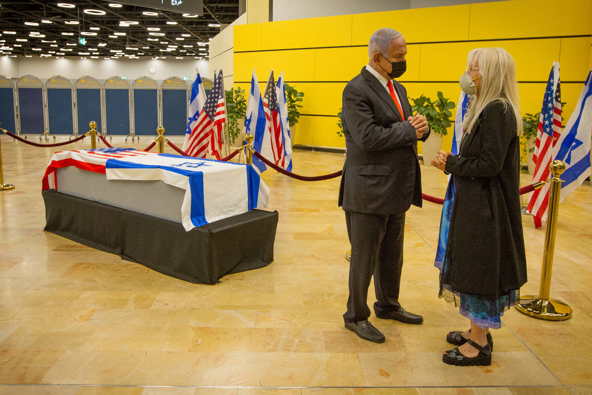 El primer ministro israelí, Benjamin Netanyahu, izquierda, ofrece sus condolencias a la doctor ...