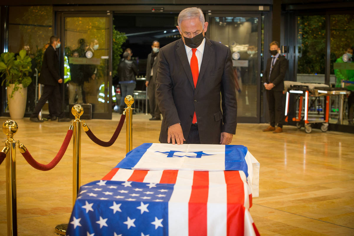 El primer ministro israelí, Benjamin Netanyahu, presenta sus respetos a Sheldon Adelson el jue ...