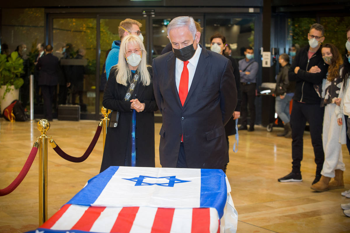 El primer ministro israelí, Benjamin Netanyahu, presenta sus respetos a Sheldon Adelson el jue ...