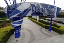 Disneyland Resort en marzo de 2020 debido al cierre del coronavirus en Anaheim, California. (AP ...