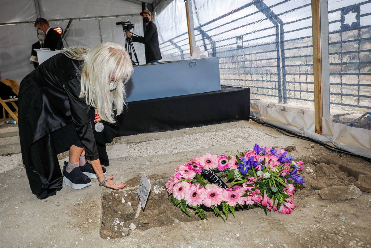 La Dra. Miriam Adelson está de luto junto a la tumba de su difunto esposo, Sheldon Adelson, en ...