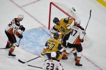 Jugadores de Vegas Golden Knights intentan anotar el gol del empate ante Anaheim Ducks, durante ...