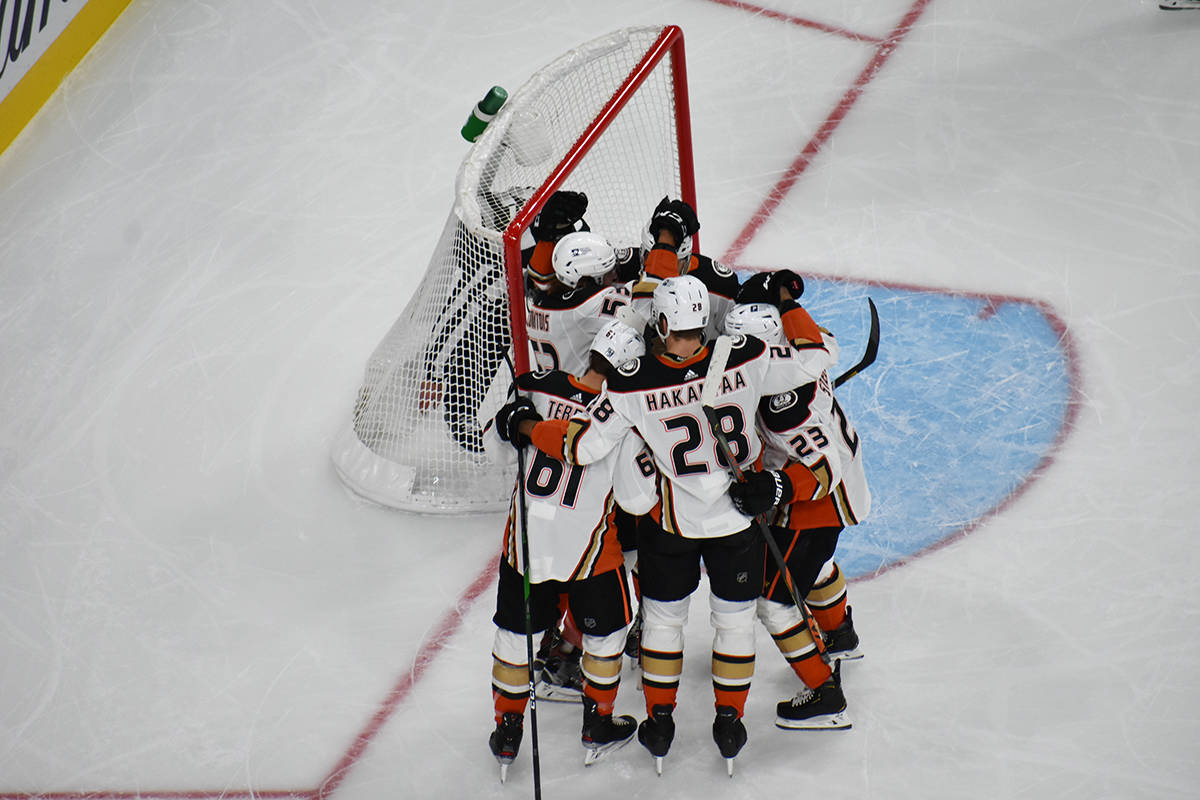 Jugadores de Anaheim Ducks celebran el gol con el que tomaban ventaja parcial sobre los Golden ...
