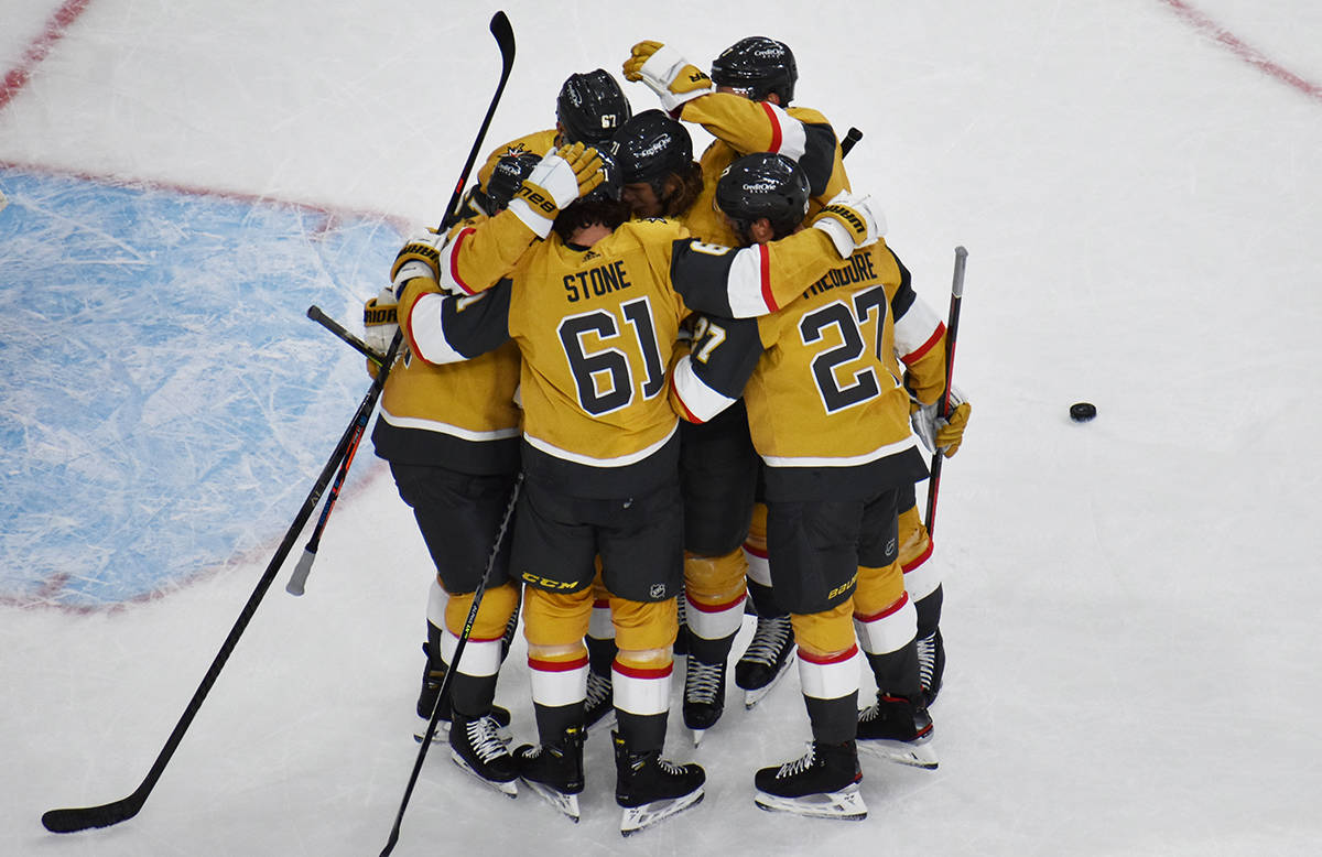Jugadores de Vegas Golden Knights celebran el gol del empate ante Anaheim Ducks, durante el jue ...