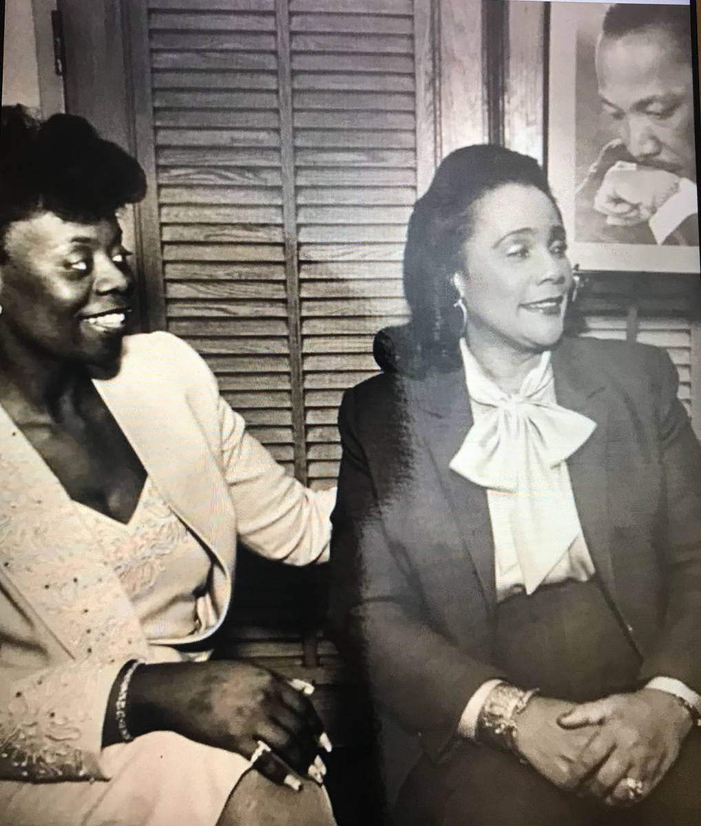Deloris Sawyer de Las Vegas habla con Coretta Scott King en 1987 en Las Vegas. Sawyer fue una f ...