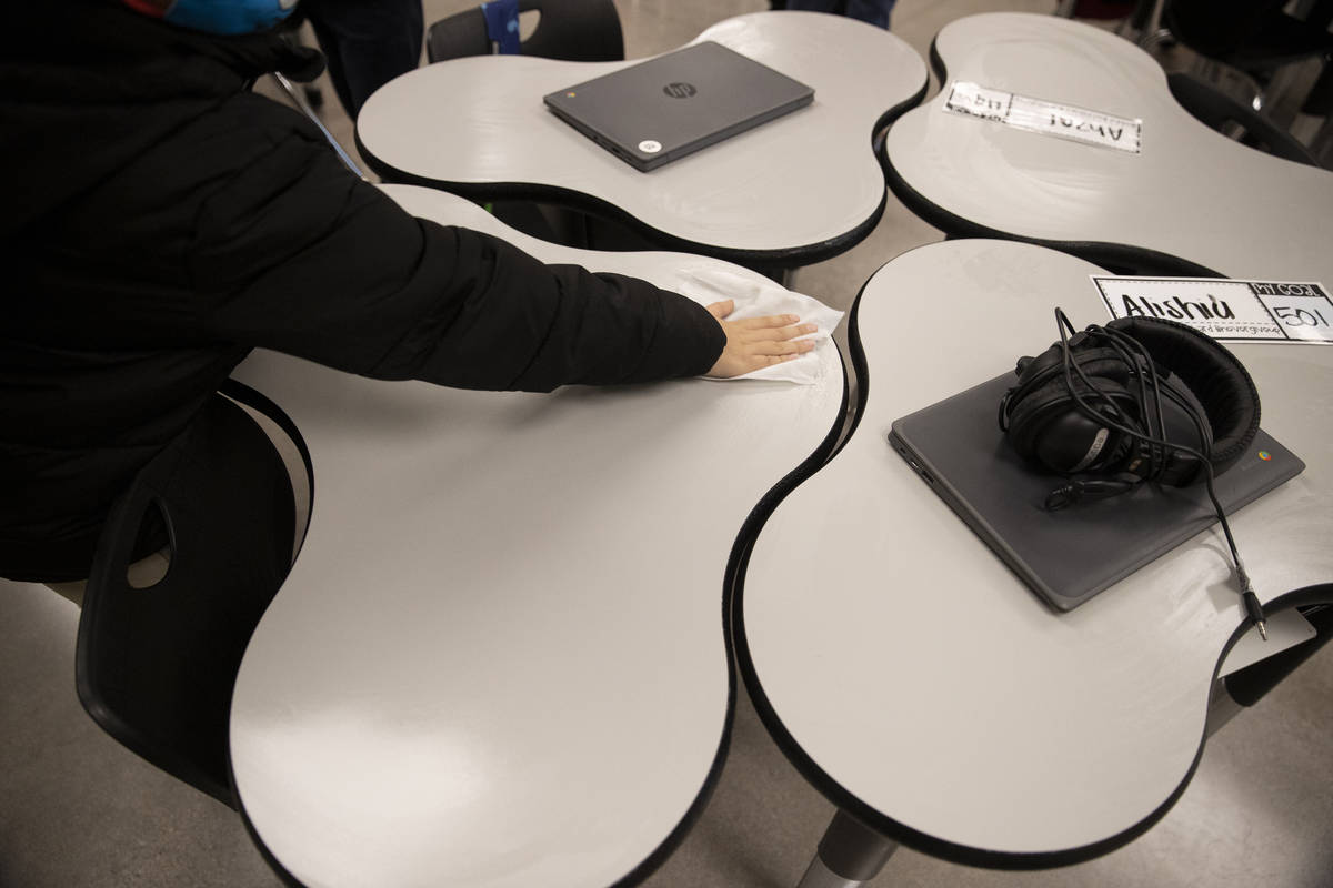 Un estudiante limpia su escritorio al final de su clase en Mater Academy East Campus de Las Veg ...