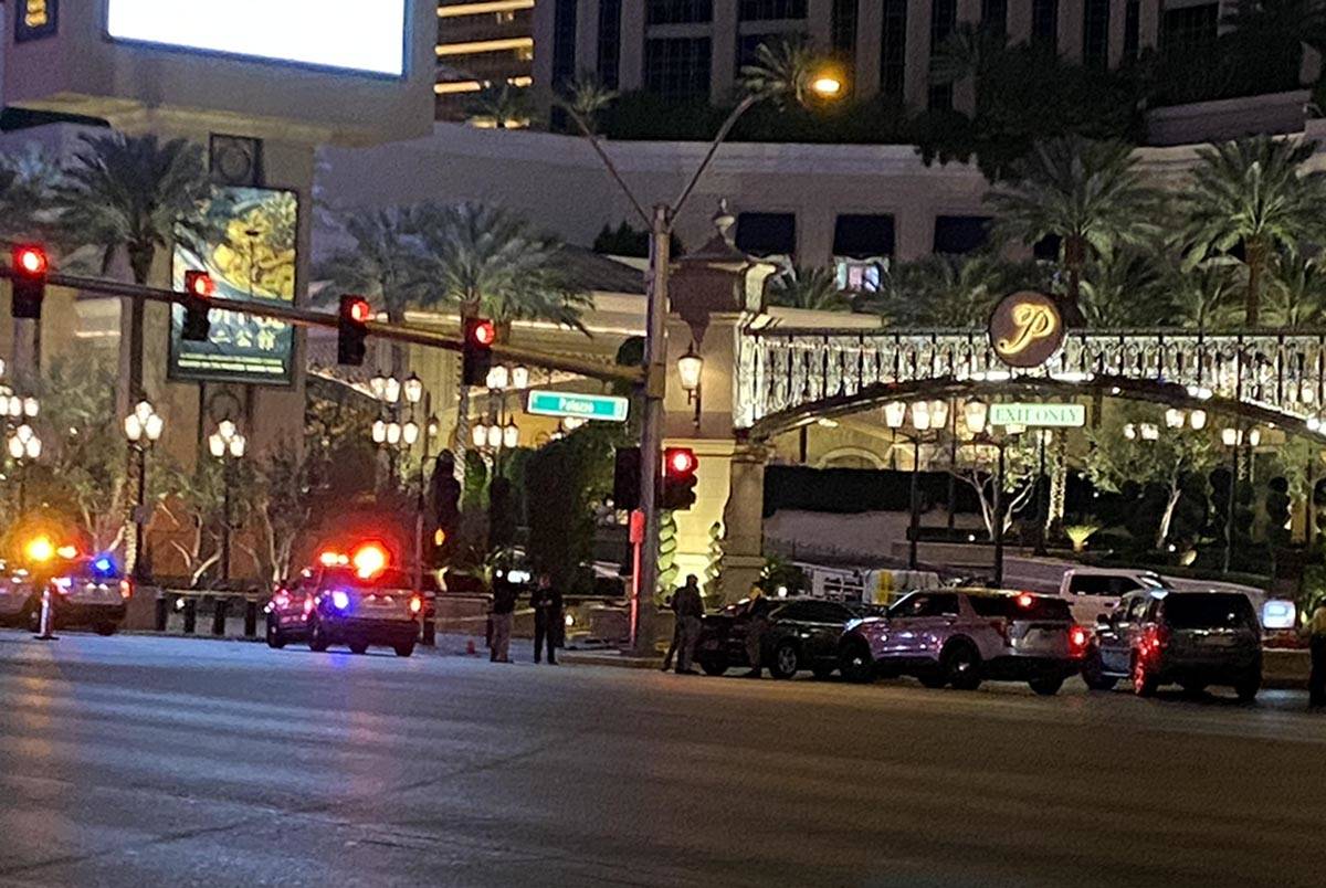 Los vehículos de la policía de Las Vegas en el Strip el lunes, 18 de enero de 2021, mientras ...