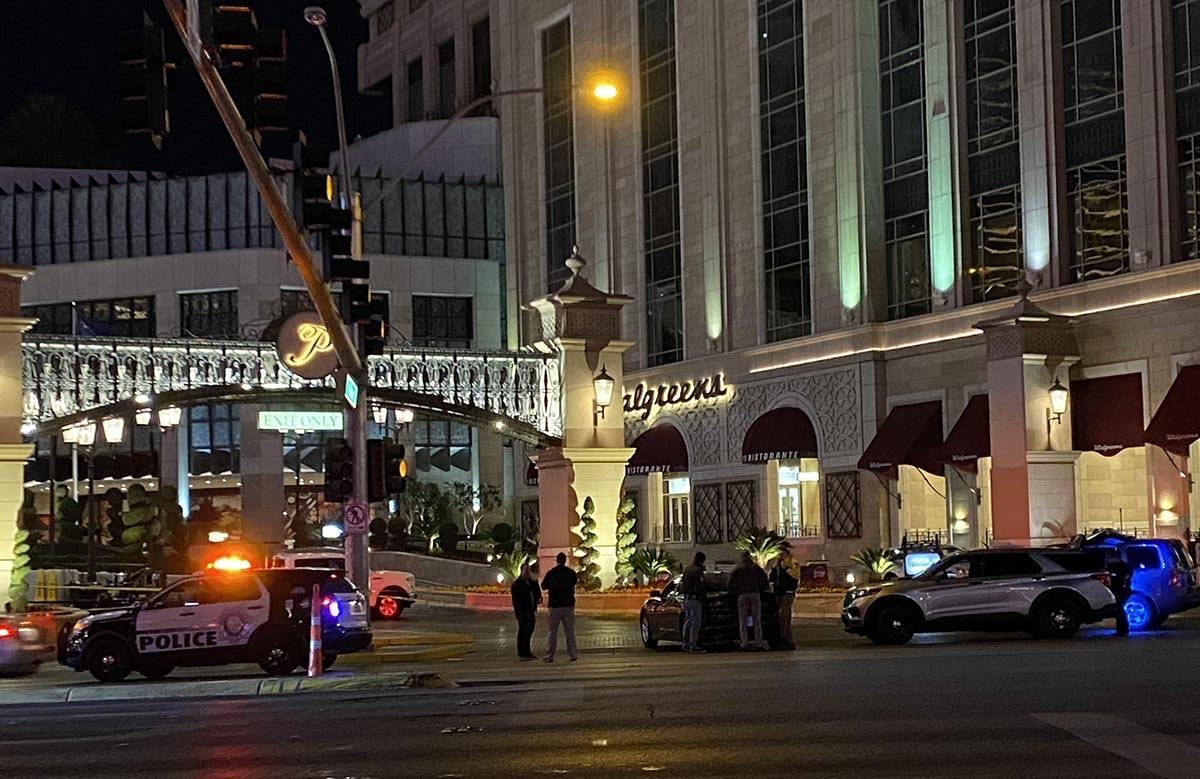 Los vehículos de la policía de Las Vegas en el Strip el lunes, 18 de enero de 2021, mientras ...