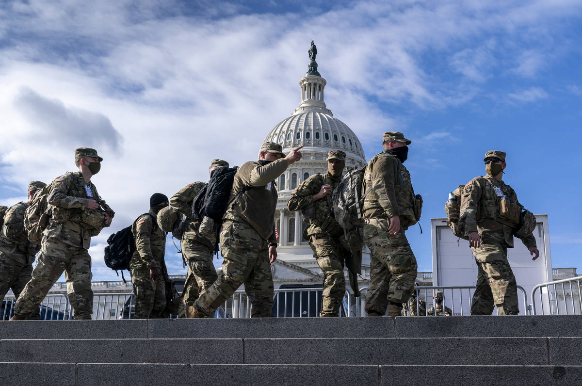 Tropas de la Guardia Nacional refuerzan la seguridad alrededor del Capitolio de Estados Unidos ...