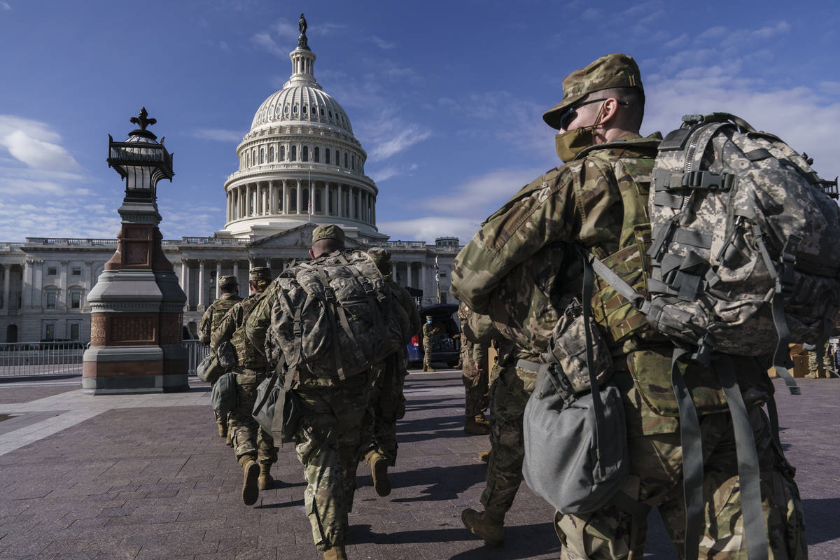 Tropas de la Guardia Nacional refuerzan la seguridad alrededor del Capitolio de Estados Unidos ...