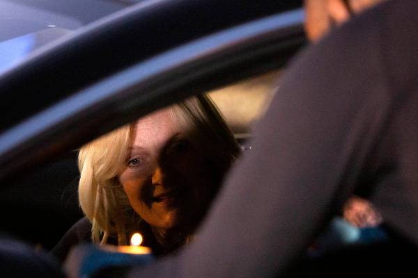 Heidi Sarno Straus ilumina un Ner Neshama en un homenaje a Sheldon Adelson frente a la sede del ...