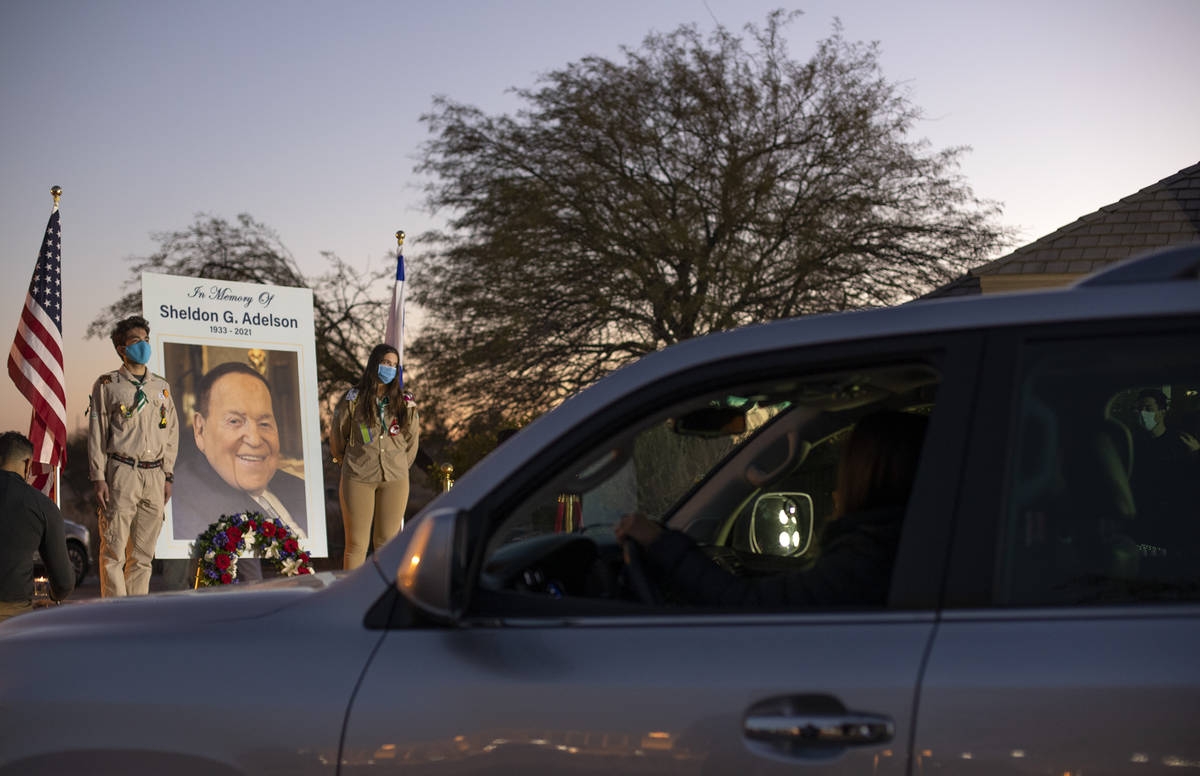 Miembros de la comunidad judía presentan sus respetos a Sheldon Adelson al participar en una i ...