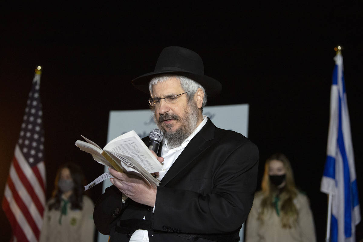 El rabino Shea Harlig de Jabad del sur de Nevada lee Salmos durante un homenaje al difunto Shel ...