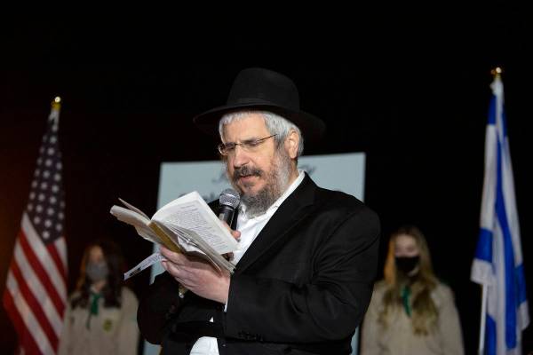 El rabino Shea Harlig de Jabad del sur de Nevada lee Salmos durante un homenaje al difunto Shel ...