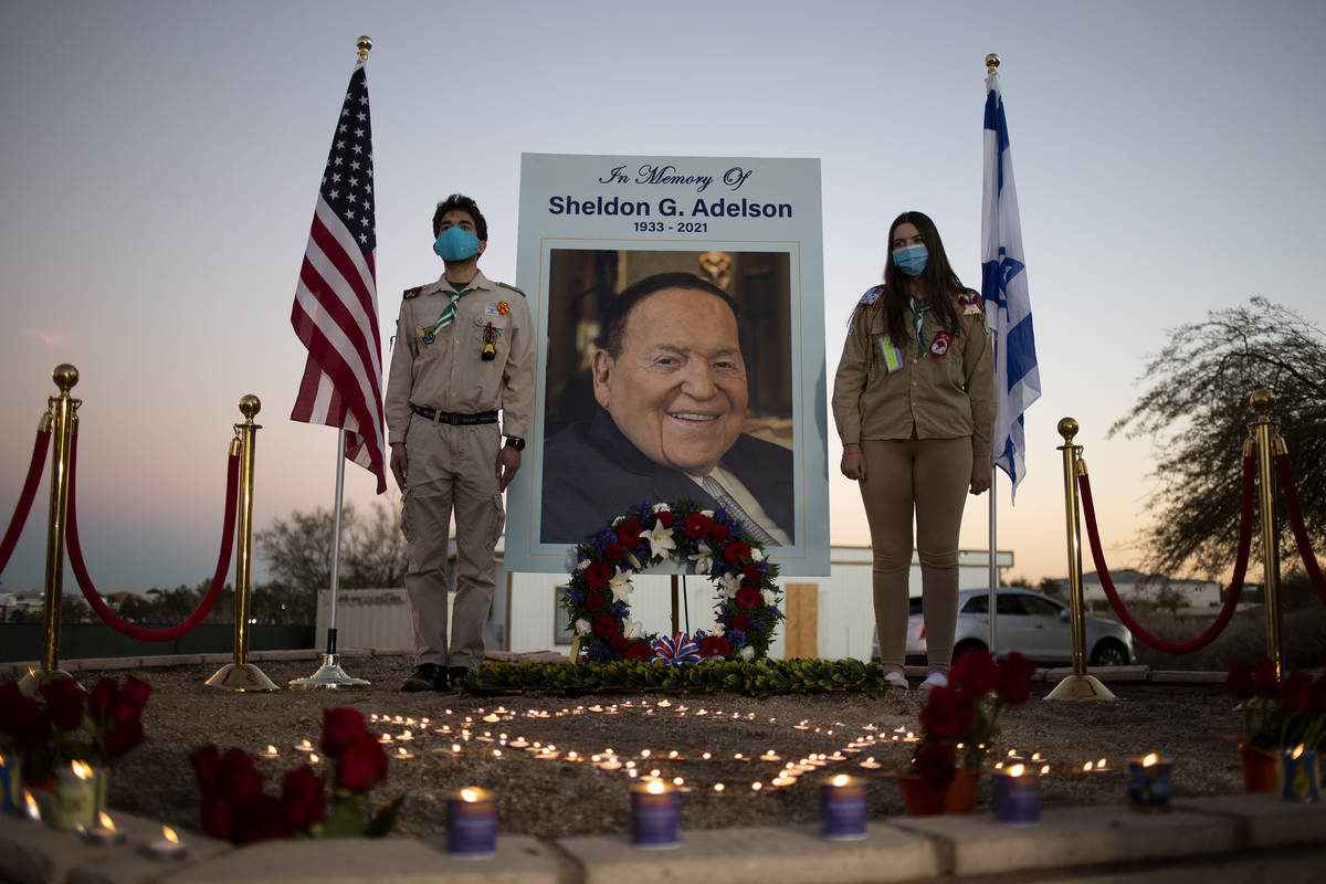 Un monumento en memoria de Sheldon Adelson fue instalado fuera de la sede del Israeli-American ...